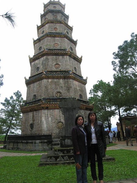 Tham chua Thien Mu.JPG - Từ trái:Phồn K10, Thùy Chương K10